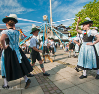 fileadmin/roha/images_galerie/brauchtum/Maibaum/Teisendorf/BR-MAIB-TEI-TANZ-0035-D-roha-Brauchtum-Maibaum-Teisendorf-Bandl-Tanz-Tracht.png