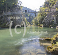 fileadmin/roha/images_galerie/orte_landschaft/Koessen/KOESS-KLOBENST-0004-02-D-roha-Koessen-Klobenstein-Haengebruecke-Tiroler-Ache-Wasser.jpg