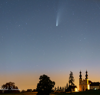 fileadmin/roha/Interessantes-in-Kurzform/LANDS-HIM-NA-KOM-0002-D-roha-Landschaft-Himmel-Nacht-Komet-Neowise-Maria-Buehel.png