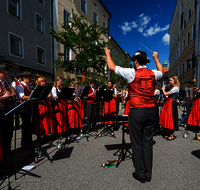 fileadmin/roha/images_galerie/orte_landschaft/Teisendorf/Teisendorf-Marktstrasse-Konzert/TEI-MA-STA-KON-2024-1-3932-D-roha--Teisendorf-Marktstrasse-Standkonzert.png