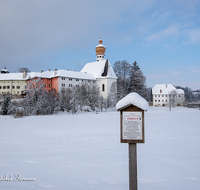 fileadmin/roha/images_galerie/orte_landschaft/Anger/Hoeglwoerth/AN-HOE-WIN-0057-01-D-roha-Anger-Hoeglwoerth-Winter-See-Kloster-Schnee.png