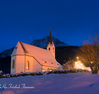 fileadmin/roha/images_galerie/orte_landschaft/Anger/Aufham/AUF-NACHT-0007-D-roha-Aufham-Hochstaufen-Kirche-Nacht-Christbaum-Weihnachten-Schnee.png