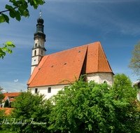 fileadmin/roha/images_galerie/kirche_religion/Kirchanschoering/KIRCH-KIRCHST-0002-D-roha-Kirchanschoering-Kirchstein-Kirche-Dorfplatz.png