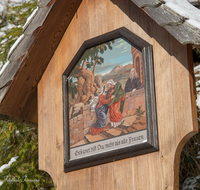 fileadmin/roha/images_galerie/kirche_religion/Berchtesgaden/Kunterweg-Rosenkranzweg/KKKM-BGD-RA-KU-0008-08-D-roha-Rosenkranzstation-Weg-Ramsau-Kunterweg-Berchtesgaden-Winter.png