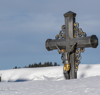 fileadmin/roha/images_galerie/kirche_religion/Neukirchen/KKKM-NEUK-FRIED-WI-0001-D-roha-Grabkreuz-Neukirchen-Friedhof-Winter-Schnee-Achthaler-Guss.png