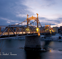 fileadmin/roha/images_galerie/orte_landschaft/Laufen/LAUF-BRUE-NACHT-WI-0002-D-roha-Laufen-Salzachbruecke-Winter-Nacht-Wasser.png