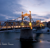 fileadmin/roha/images_galerie/orte_landschaft/Laufen/LAUF-BRUE-NACHT-WI-0002-D-roha-Laufen-Salzachbruecke-Winter-Nacht-Wasser.png