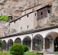 fileadmin/roha/images_galerie/orte_landschaft/Salzburg/St-Peter-Katakomben/SA-KATAK-0004-3-D-roha-Salzburg-Katakomben-Friedhof-St-Peter.png