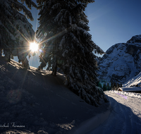 fileadmin/roha/images_galerie/stimmung-Sonne/STIM-BGD-ROSSF-WI-0001-D-M-roha-Stimmung-Winter-Rossfeld-Berchtesgaden-Winter-Weg.png