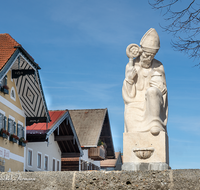 fileadmin/roha/images_galerie/orte_landschaft/Anger/Anger/AN-DORFPL-RUP-0004-D-roha-Anger-Dorfplatz-Rupert-Heiliger-Statue-Brunnen.png