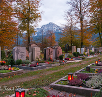 fileadmin/roha/images_galerie/brauchtum/Allerheiligen/BR-ALLERH-0011-D-roha-Brauchtum-Allerheiligen-Waldfriedhof-Anger-Kerze-Licht-Grabstein.png