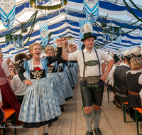 fileadmin/roha/Gautrachtenfest/Bilderglalerie/Gaufest-2023/Gauheimatabend/BR-GAUFEST-TEIS-2023-2-2001-21-D-roha-Tracht-Gaufest-Teisendorf.png