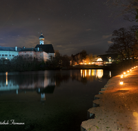 fileadmin/roha/images_galerie/brauchtum/Weihnachten-Laternenzauber-Anger/BR-WEIH-HOE-LA-2018-12-21-17258-D-roha-Brauchtum-Weihnachten-Hoeglwoerth-See-Anger-Laternenzauber-Kloster.png