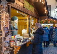 fileadmin/roha/images_galerie/orte_landschaft/Piding/Piding-Feste-Theater-usw/PID-PET-PL-CHRI-0001-1636-D-roha-Piding-Petersplatz-Christkindlmarkt.png