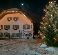 fileadmin/roha/images_galerie/orte_landschaft/Piding/PID-PET-PL-WEIH-0005-D-roha-Piding-Petersplatz-Weihnachte-Christbaum-Nacht.png