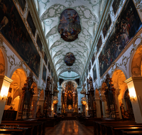 fileadmin/roha/images_galerie/orte_landschaft/Salzburg/St-Peter-Katakomben/SA-STPETER-0022-D-roha-Salzburg-Kirche-Sankt-Peter-Weihnachten.png