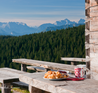 fileadmin/roha/images_galerie/orte_landschaft/Stoisser-Alm/Stoisser-Alm-kulinarisch/TEI-STO-GAS-0037-D-roha-Teisendorf-Stoisseralm-Kaiserschmarrn-Tasse-Kaffee-Marmelade-Berge.png