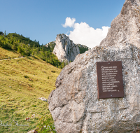 fileadmin/roha/images_galerie/orte_landschaft/Aschau/ASCHAU-KAMP-TAF-0002-D-roha-Aschau-Kampenwand-Spruch-Tafel-Gipfelkreuz.png