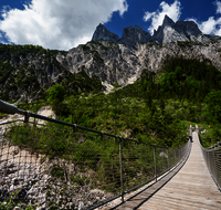 fileadmin/roha/images_galerie/orte_landschaft/Berchtesgaden/Nationalpark_Klausbachtal_Wimbachtal_-Klamm/BGD-NAT-HAENG-0006-D-roha-Berchtesgaden-Nationalpark-Haengebruecke.png