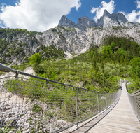 fileadmin/roha/images_galerie/orte_landschaft/Berchtesgaden/Nationalpark_Klausbachtal_Wimbachtal_-Klamm/BGD-NAT-HAENG-0006-D-roha-Berchtesgaden-Nationalpark-Haengebruecke.png