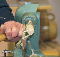 fileadmin/roha/images_galerie/arbeit_technik/Handwerk/HAN-DRECH-0024-D-roha-Handwerk-Drechseln-Kreisel-Werkstatt-Holz.png