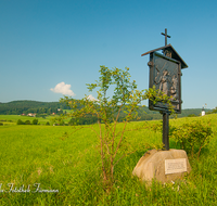 fileadmin/roha/images_galerie/kirche_religion/Ainring-Kreuzweg/KKKM-AINR-KR-08-0054-4-3-D-roha-Kreuzweg-Ainring-Ulrichshoegl-Kirchturm.png