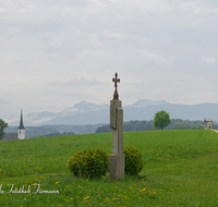 fileadmin/roha/images_galerie/orte_landschaft/Waging/LANDS-WAG-0007-D-roha-Landschaft-Waging-Taching-Fruehling-Wegkreuz-Weg.png