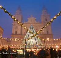 fileadmin/roha/images_galerie/brauchtum/Weihnachten/Christkindlmarkt-Salzburg/SA-CHRISTK-0028-D-roha-Salzburg-Christkindlmarkt-Domplatz-Dom-Buden-Christbaum.png