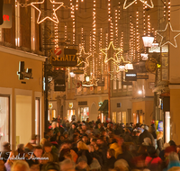 fileadmin/roha/images_galerie/brauchtum/Weihnachten/Christkindlmarkt-Salzburg/SA-GETREID-0014-D-roha-Salzburg-Getreidegasse-Menschen-Menge-Weihnachten-Beleuchtung.png