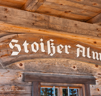 fileadmin/roha/images_galerie/orte_landschaft/Stoisser-Alm/TEI-STO-DET-0001-D-roha-Teisendorf-Anger-Stoisser-Alm-Schrift-Namenszug.png