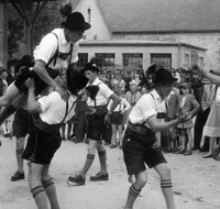 fileadmin/roha/Gautrachtenfest/Bilderglalerie/Teisendorf-Maibaum-Aufstellen-Poststrasse-Platteln-03.png