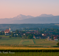 fileadmin/roha/images_galerie/orte_landschaft/Waging/WAG-SEE-TETT-0005-D-roha-Waginger-See-Tettenhausen-Hochstaufen-Zwiesel-Sonnenaufgang.png