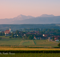 fileadmin/roha/images_galerie/orte_landschaft/Waging/WAG-SEE-TETT-0005-D-roha-Waginger-See-Tettenhausen-Hochstaufen-Zwiesel-Sonnenaufgang.png