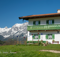 fileadmin/roha/images_galerie/orte_landschaft/Berchtesgaden/Ramsau/BGD-RA-LAN-0002-01-2-D-roha-Berchtesgaden-Ramsau-Reiter-Alpe-Bauernhof-Schnee-Fruehling.png