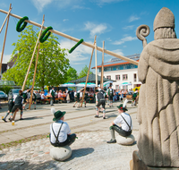 fileadmin/roha/images_galerie/brauchtum/Maibaum/Teisendorf/BR-MAIB-TEI-0063-D-roha-Brauchtum-Maibaum-Teisendorf-Marktplatz-Tracht.png