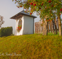 fileadmin/roha/images_galerie/kirche_religion/Teisendorf/Freidling-Berg-Stoisseralm/KKKM-TEIS-BERG-FR-0045-D-roha-Kapelle-Totenbretter-Teisendorf-Freidling-Herbst.png