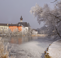 fileadmin/roha/images_galerie/orte_landschaft/Anger/Hoeglwoerth/AN-HOE-WIN-0037-1-D-roha-Anger-Hoeglwoerth-See-Winter-Schnee.png