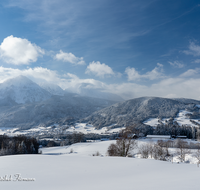 fileadmin/roha/images_galerie/orte_landschaft/Anger/Aufham/AUF-WI-STROB-0001-D-roha-Anger-Aufham-Felber-Hochstaufen-Baum-Panorama-Winter-Schnee.png