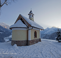 fileadmin/roha/images_galerie/orte_landschaft/Berchtesgaden/Kirchleitnkapelle/BGD-KIRCHL-KAP-0012-D-roha-Berchtesgaden-Kirchleitn-Kapelle-Winter-Schnee-Watzmann-Sonnenuntergang.png