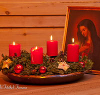 fileadmin/roha/images_galerie/brauchtum/Weihnachten/BR-WEIH-ADV-0014-D-roha-Brauchtum-Weihnachten-Advent-Frauentragen-Ikone-Marienbildnis-Adventskranz-Kerzen.png