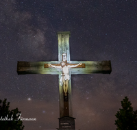 fileadmin/roha/Interessantes-in-Kurzform/LANDS-HIM-NA-STE-RO-2255-D-roha-Landschaft-Himmel-Nacht-Sterne-Kreuz-Rossfeld.png