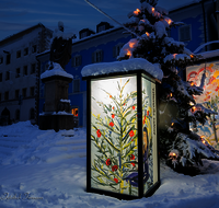 fileadmin/roha/images_galerie/orte_landschaft/Laufen/LAUF-STADT-WEIH-0002-1632-2-D-M-roha-Laufen-Weihnachten-Rupertusplatz-Nacht-Laterne.png