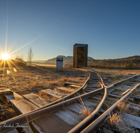 fileadmin/roha/images_galerie/stimmung-Sonne/Sonnenaufgang/SO-AU-AIN-MOOR-GL-0002-D-roha-Sonnenaufgang-Ainring-Moor-Gleis-Turm.png