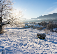 fileadmin/roha/images_galerie/orte_landschaft/Teisendorf/IN-LANDS-Teisendorf/SO-AU-SURT-WI-0001-D-M-roha-Sonnenaufgang-Surtal-Winter-Oberteisendorf.png