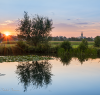 fileadmin/roha/images_galerie/orte_landschaft/Teisendorf/TEI-SU-0035-1917-01-D-roha-Teisendorf-Sonnenuntergang-Pfarrerweiher-Kirche.png