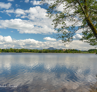 fileadmin/roha/images_galerie/orte_landschaft/Abtsdorf-Abtsdorfer-See/ABTS-0017-D-roha-Abtsdorf-See-Gaisberg-Wasser-Kirche-Wolken_01.png