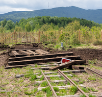 fileadmin/roha/images_galerie/orte_landschaft/Ainring/AINR-MOOR-0004-8-D-ADH-roha-Ainring-Moor-Torf-Torfabbau-Boggerlbahn-Schiene-Bau.png