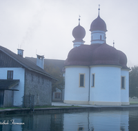 fileadmin/roha/images_galerie/orte_landschaft/Berchtesgaden/Koenigssee/BGD-KOE-BA-0013-28-D-roha-Berchtesgaden-Koenigssee-Bartholomae-Wasser-Nebel.png