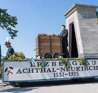 fileadmin/roha/images_galerie/orte_landschaft/Teisendorf/Neukirchen/Trachtenfest-Neukirchen-2019/BR-FEST-NEUK-TRACH-2019-08-11-1204-03-D-roha-Brauchtum-Fest-Neukirchen-Trachtenverein-Festzug.png