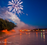 fileadmin/roha/images_galerie/brauchtum/Sonnwendfeuer/BR-SONNW-FEU-LAUF-0002-D-roha-Brauchtum-Sonnwend-Feuer-Sunnawendhansl-Laufen-Salzach-Feuerwerk.png